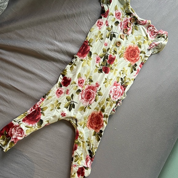 Posh peanut ruffle sleeved romper - Picture 1 of 6